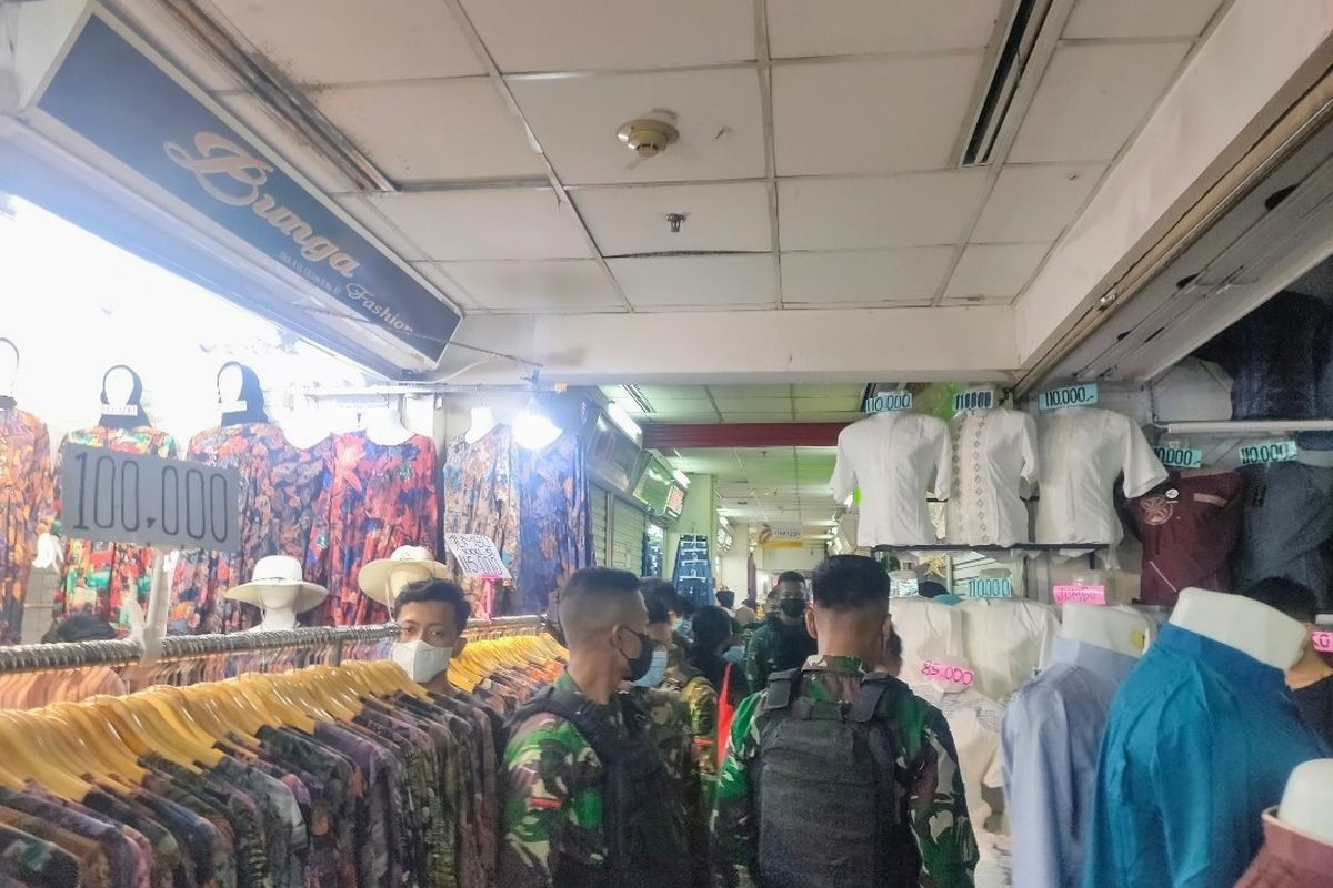 Sejumlah Anggota TNI-Polri berkeliling Blok A Pasar Tanah Abang untuk mengurai kerumunan pengunjung, Minggu (2/5/2021). 