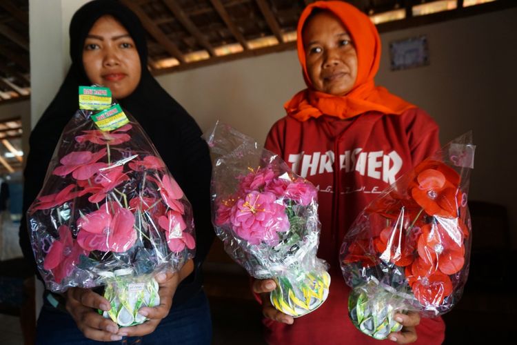 Warga Dusun Selang IV, Selang, Wonosari, Gunung Kidul, menunjukkan hasil olahan sampah menjadi kerajinan.