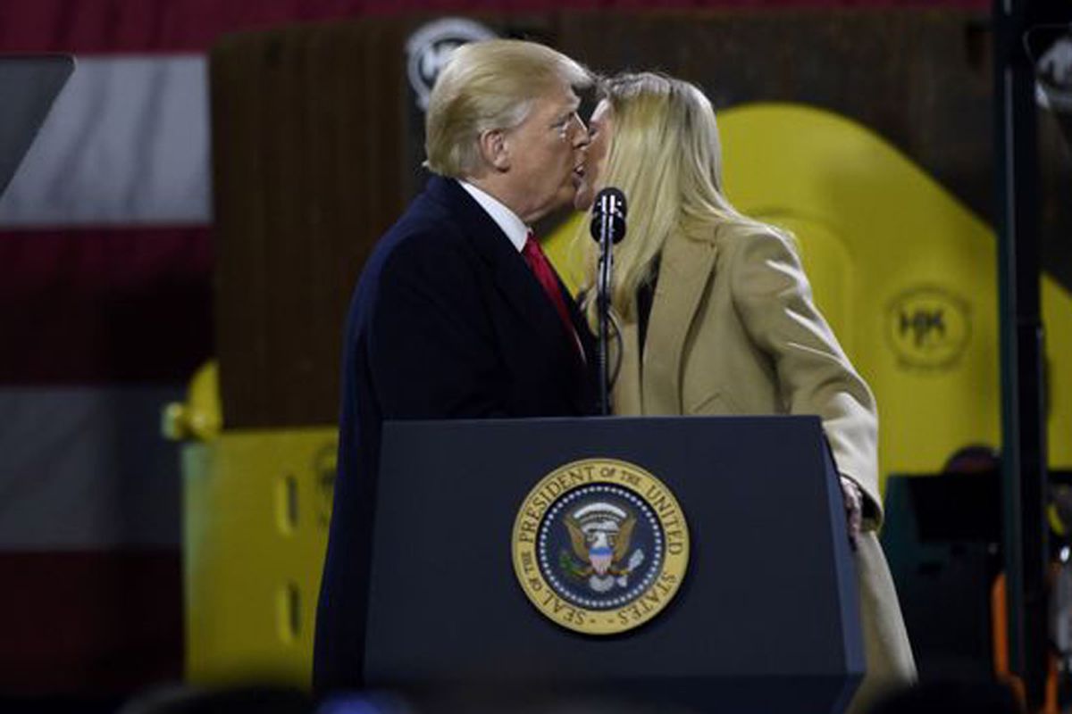 Presiden AS Donald Trump saat memberikan ciuman di pipi kiri putrinya Ivanka Trump.