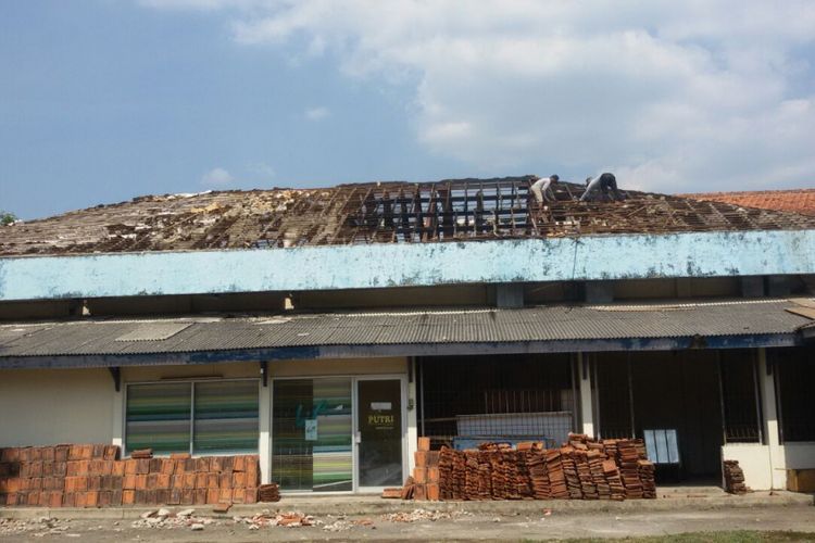 Inilah kondisi Gedung Wahana Wara  milik RRI Kota Madiun yang terbakar, Jumat (15/9/2017).