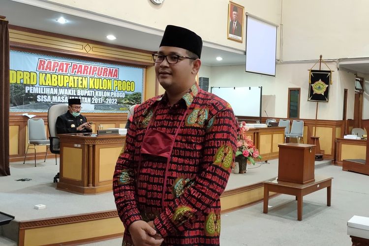 Kader PDIP dari BMI Kulon Progo, Fajar Gegana, terpilih sebagai wakil bupati Kulon Progo lewat pemungutan suara pada Sidang Paripurna DPRD Kulon Progo, Daerah Istimewa Yogyakarta, Kamis (9/4/2020).