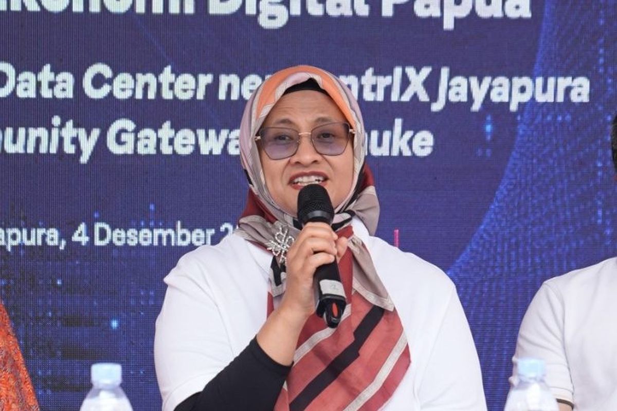 Direktur Utama Telkom Dian Siswarini saat acara Press Conference peresmian fasilitas edge data center neuCentrIX Telkom ke-28 yang berlokasi di Jayapura, Papua, Kamis (4/12/2025). 