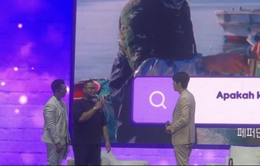 Kim Seon Ho, Indra Herlambang, dan penggemar pria, Ruslan di Tennis Indoor Senayan, Jakarta Pusat, Sabtu (3/6/2023). 