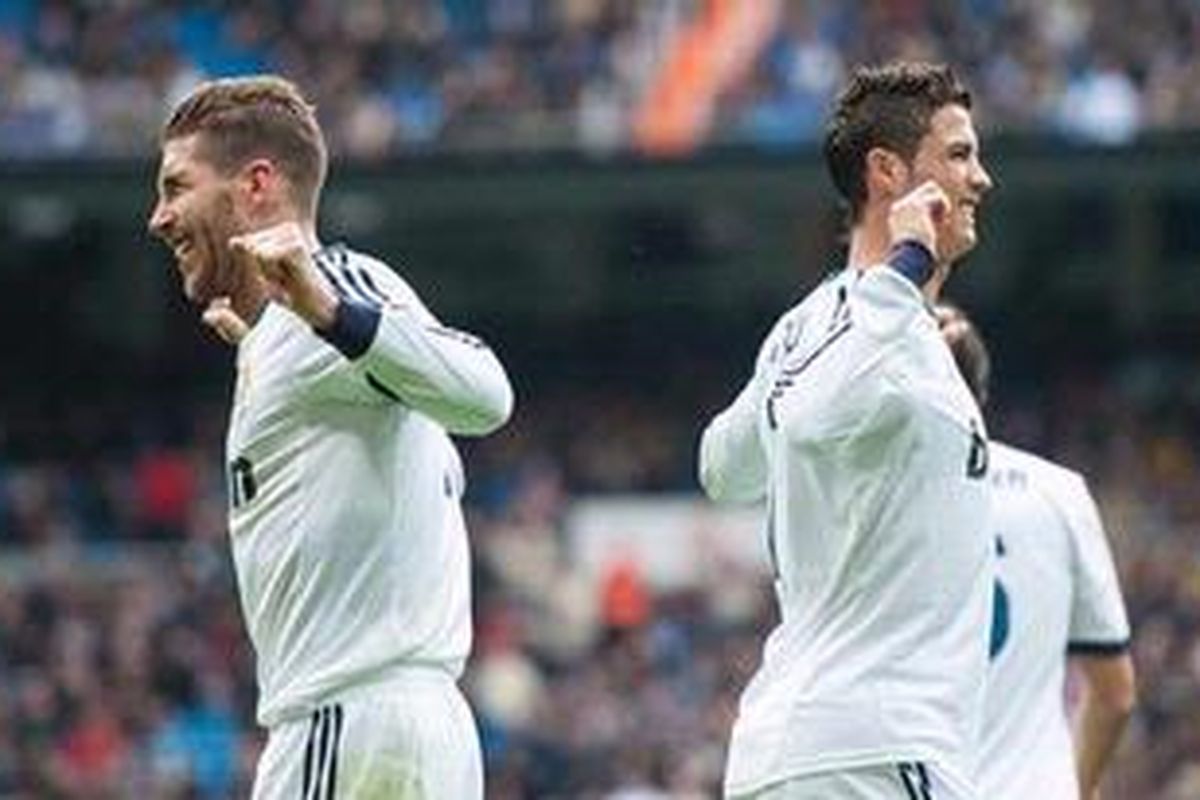 Bek Real Madrid, Sergio Ramos (kiri), merayakan golnya bersama rekannya dari Portugal, Cristiano Ronaldo, dalam laga Liga BBVA melawan Getafe di Stadion Santiago Bernabeu, Minggu (27/1/2013). Madrid menang 4-0 dan Ronaldo mencetak hattrick. 