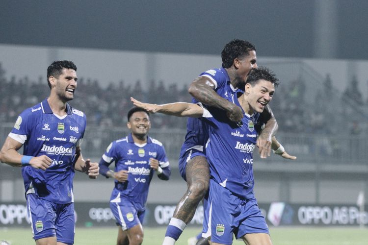 Federico Barba melakukan selebrasi dalam laga Super League 2025-2026 Madura United vs Persib Bandung di Gelora Madura Ratu Pamelingan, Minggu (30/11/2025).