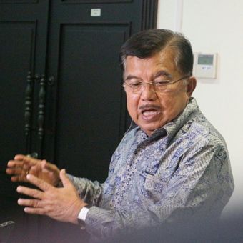 Wakil Presiden RI Jusuf Kalla ketika memberikan keterangan kepada awak media di kantor Wakil Presiden RI, Jakarta, Selasa (13/2/2018).