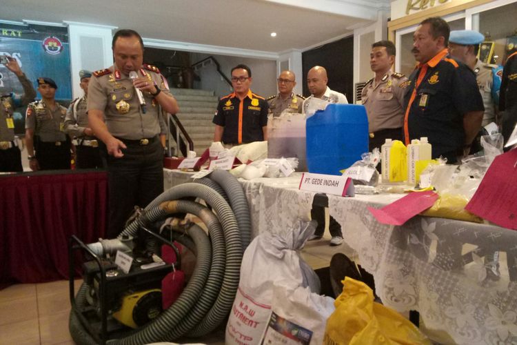 Kapolda Jabar Irjen Agung Budi Maryoto tengah memperlihatkan barang bukti keempat perusahaan di Jawa Barat yang terindikasi membuang limbah ke Sungai Citarum, Kamis (1/2/2018) di Mapolda Jabar, Kota Bandung.