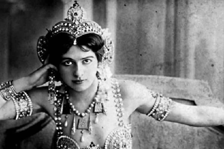 Mata Hari saat berpose di Paris