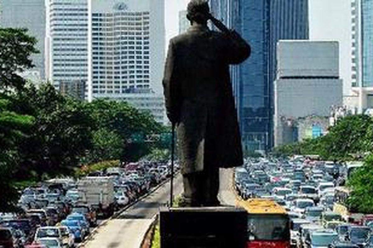 Ribuan kendaraan dari dua arah terjebak kemacetan di kawasan Jalan Sudirman, Jakarta, Kamis (21/4/2011). Kemacetan di Jakarta semakin parah jika menjelang libur panjang akhir pekan.