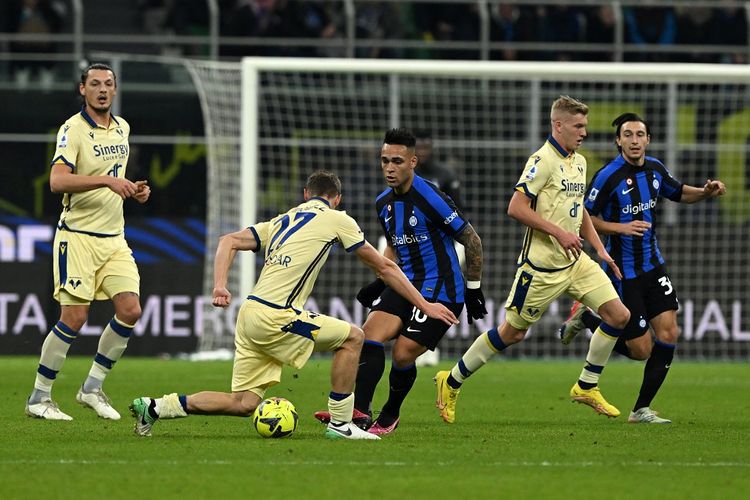 Penyerang Inter Milan Lautaro Martinez (tengah) berusaha melawati pengawalan bek Verona Pawel Dawidowicz dalam laga lanjutan Liga Italia musim 2022-2023 di Stadion Giuseppe Meazza, Milan, Minggu (15/1/2023) dini hari WIB.