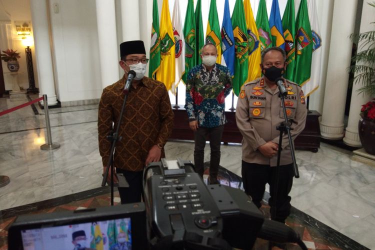 Gubernur Jawa Barat Ridwan Kamil bersama Kapolda Jabar Irjen Pol Suntana saat memberikan keterangan kepada media usai rapat Satgas Covid-19 di Gedung Sate, Kota Bandung, Selasa (7/12/2021).