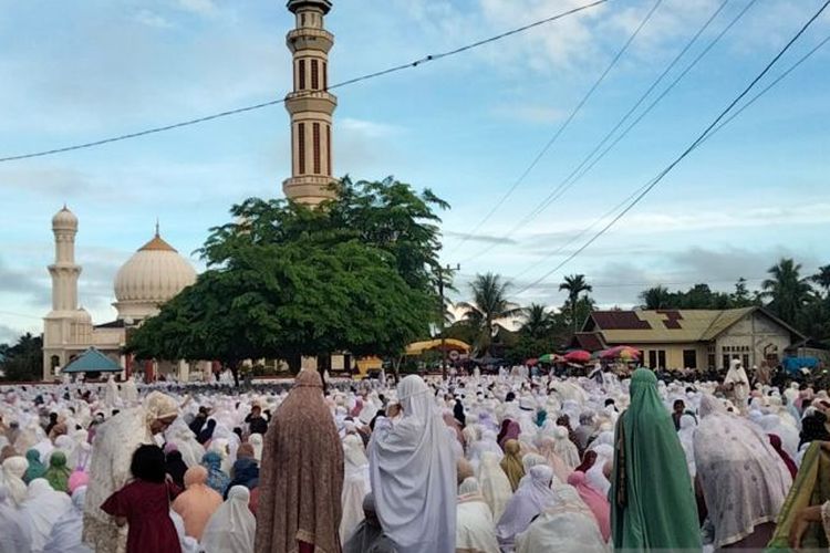  Ribuan pengikut Thariqat Syattariyah melaksanakan ibadah shalat Ied Idul Adha 1444 Hijriyah, dipusatkan di Kompleks Masjid Peuleukung, Kecamatan Seunagan Timur, Kabupaten Nagan Raya, Provinsi Aceh, Selasa (27/6/2023).
