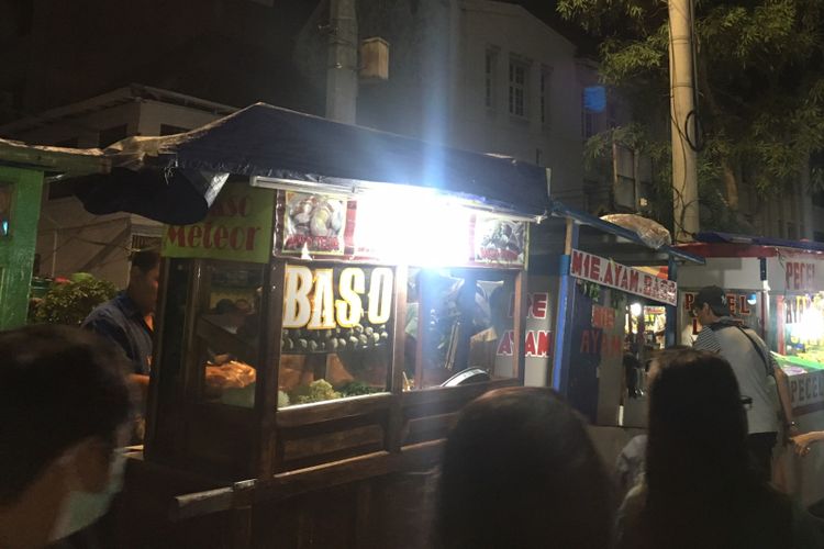 Kuliner bakso dan pecel yang ada di kawasan kota tua Jakarta saat malam tahun baru, Minggu (31/12/2017).