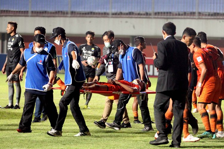 Pemain Persiraja Banda Aceh Ramadhan ditandu untuk dilarikan ke rumah sakit saat pertandingan pekan 13 Liga 1 2021-2022 melawan Persib Bandung yang berakhir dengan skor 0-4 di Stadion Maguwoharjo, Sleman, Rabu (24/11/2021) malam. 