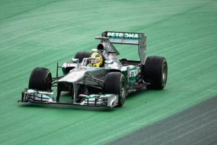 Pebalap Mercedes asal Jerman, Nico Rosberg memacu mobilnya di Sirkuit Interlagos yang basah, pada sesi latihan bebas pertama GP Brasil, Jumat (22/11/2013).
