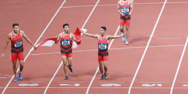 Tim lari putra Indonesia saat merayakan medali perak dari nomor lari estafet 4 x 100 meter putra di Stadion Gelora Bung Karno, Kamis (30/8/2018)