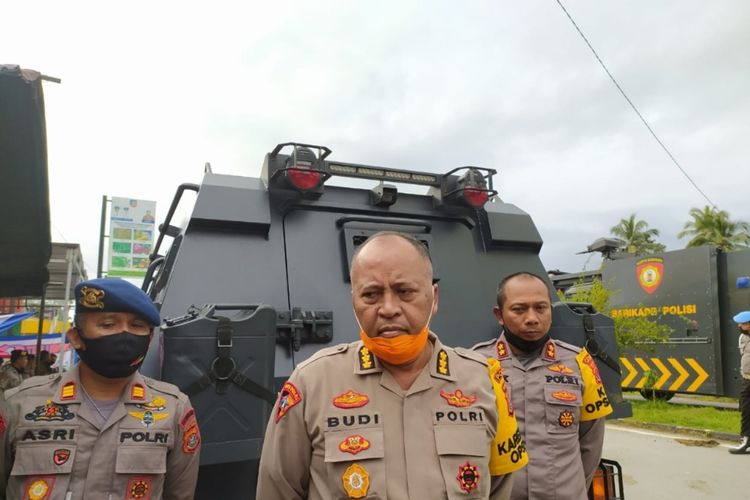 Karo ops polda Sultra Kombes Pol Budi Wasono didampingi Kapolres Kendari AKBP Didik Erfiyanto