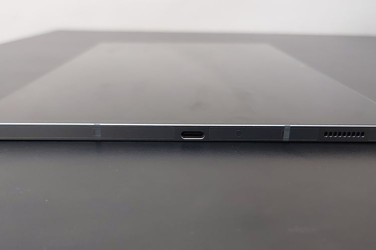 Bagian kanan tablet Samsung Galaxy Tab S9 FE (dalam posisi horizontal) mencakup port USB-C untuk pengisian daya dan speaker.  
