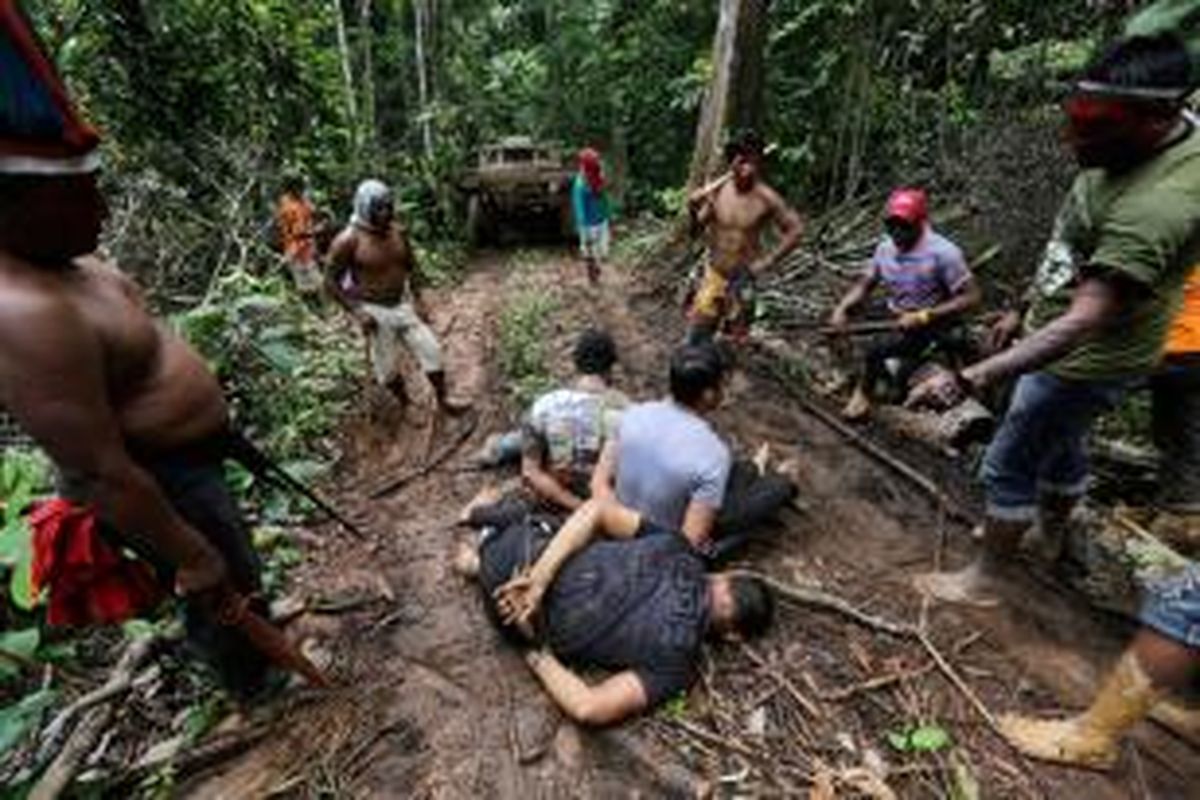 Warga suku-suku asli yang tinggal di hutan Amazon, Brasil menangkap para pembalak hutan yang menebangi kayu di atas tanah adat mereka.