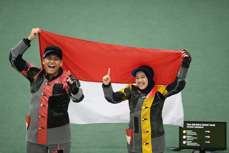 Dua petembak Indonesia Fathur Gustafian (kiri) dan Citra Dewi Resti (kanan) berselebrasi usai memenangkan pertandingan babak final nomor 10 Meter Air Rifle (senapan angin) Tim Campuran Menembak SEA Games 2021 Vietnam di Hanoi Sports Training and Competition Center, Hanoi, Vietnam, Rabu (18/5/2022). Fathur dan Citra meraih medali emas setelah mengalahkan tim campuran petembak Singapura dengan keunggulan poin 16-10.