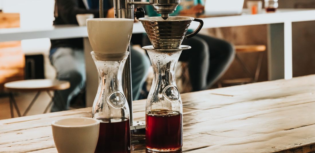 Ilustrasi cara membuat kopi seduh manual. 