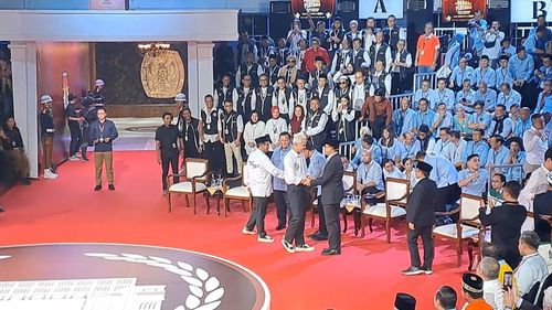 Suasana Hangat di Panggung Debat Capres, Tiga Pasangan Calon Saling Bersalaman