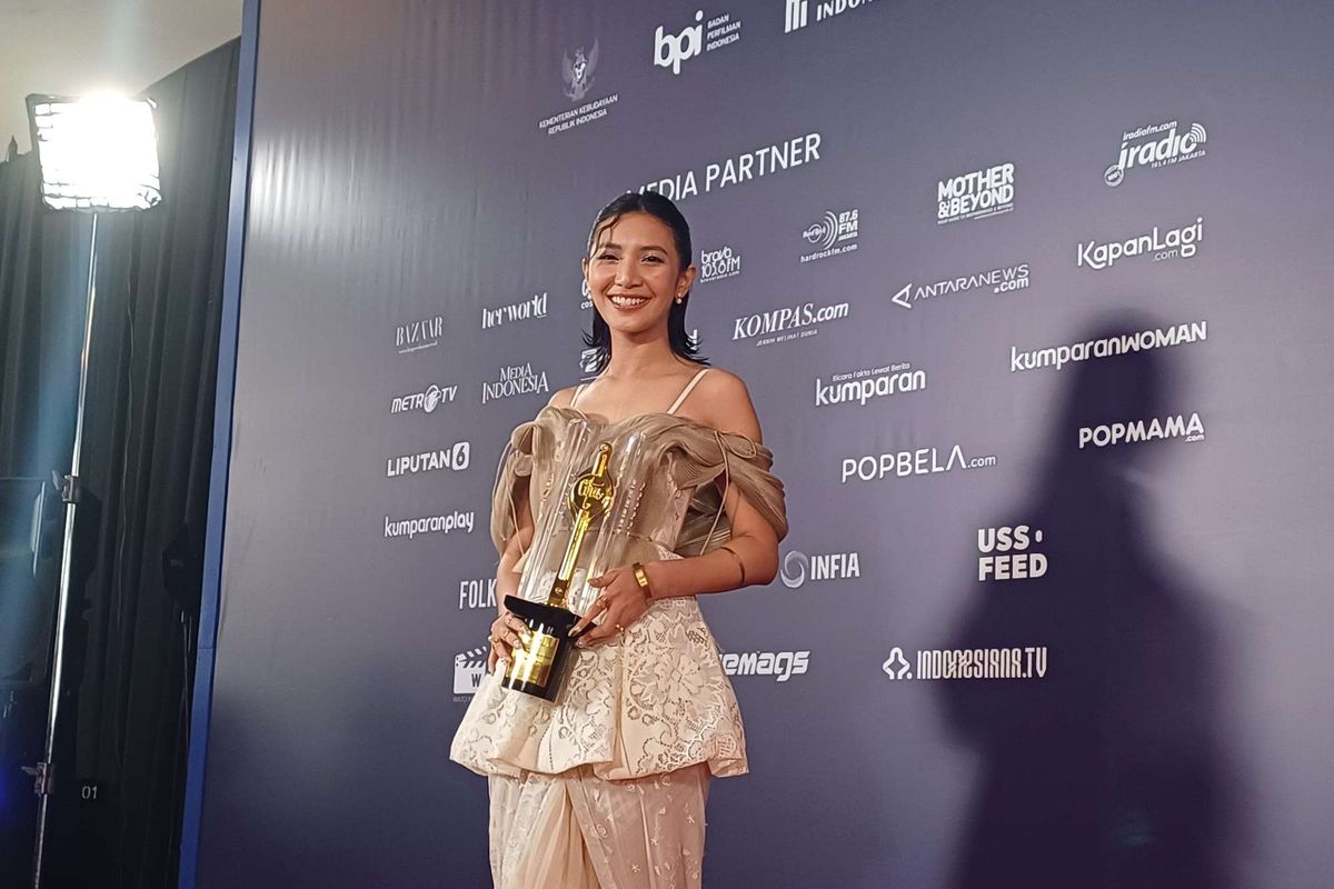 Sheila Dara memegang Piala Citra setelah menang dalam Kategori Pemeran Pendukung Perempuan Terbaik di FFI 2024.