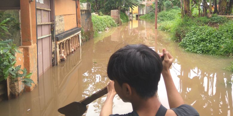 Banjir  di Jalan Arus, Cawang, Jakarta Timur, akibat luapan sungai Ciliwung, Senin (5/2/2018)