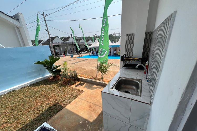 Deretan rumah bergaya Skandinavia dengan dominasi warna putih dan hijau tampak berjajar rapi di Perumahan Puri Delta City Side, Desa Siwatu, Kecamatan Wonotunggal, Kabupaten Batang, Jawa Tengah.