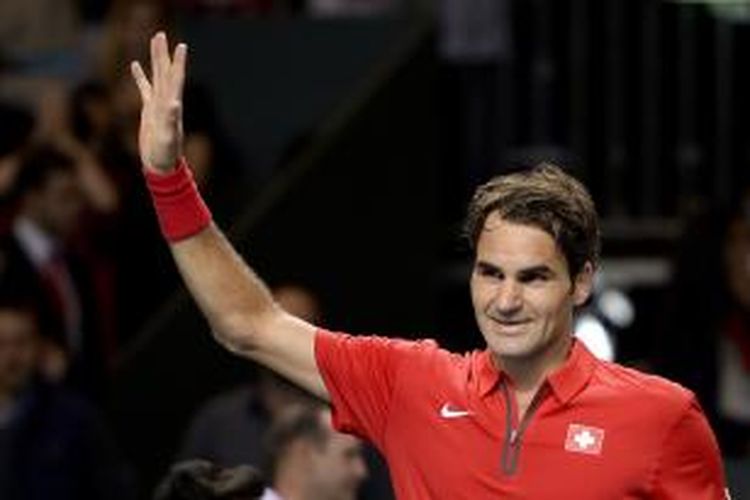 Petenis Swiss Roger Federer melambaikan tangan kepada para penonton setelah mengalahkan Mikhail Kukushkin dari Kazakhstan pada partai kedua perempat final Davis Cup, Jumat (4/4/2014). Federer menang 6-4, 6-4, 6-2.
