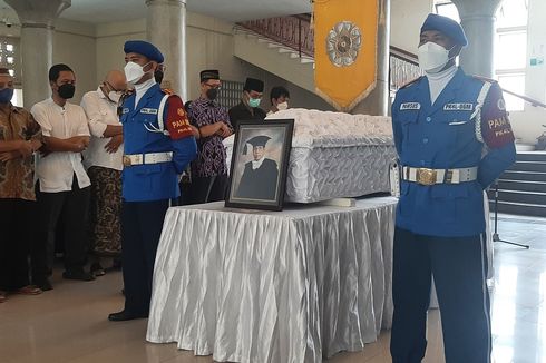 Puisi 'Pesta Telah Usai' Karya Almarhum Guru Besar UGM Dibacakan Saat Penghormatan Jenazah, Maknanya tentang Perpisahan