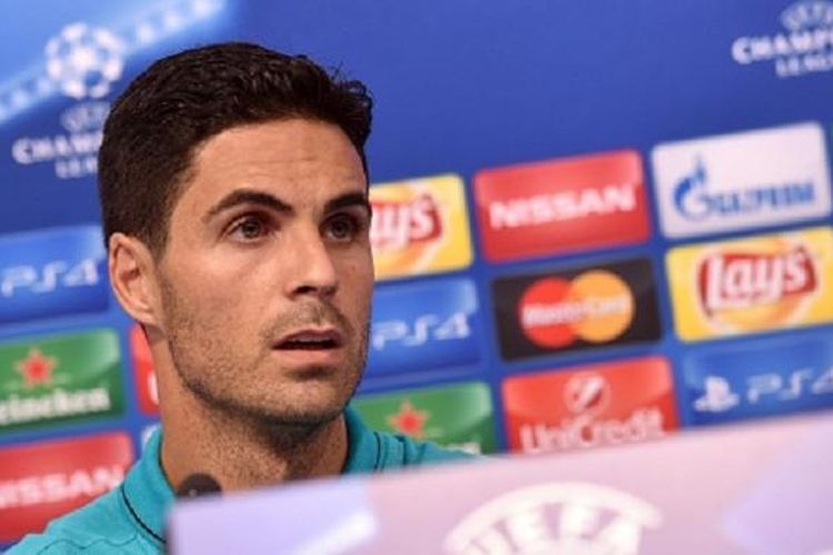 Gelandang Arsenal, Mikel Arteta, menjalani sesi konferensi pers jelang laga kontra Dinamo Zagreb di Stadion Maksimir, 15 September 2015.