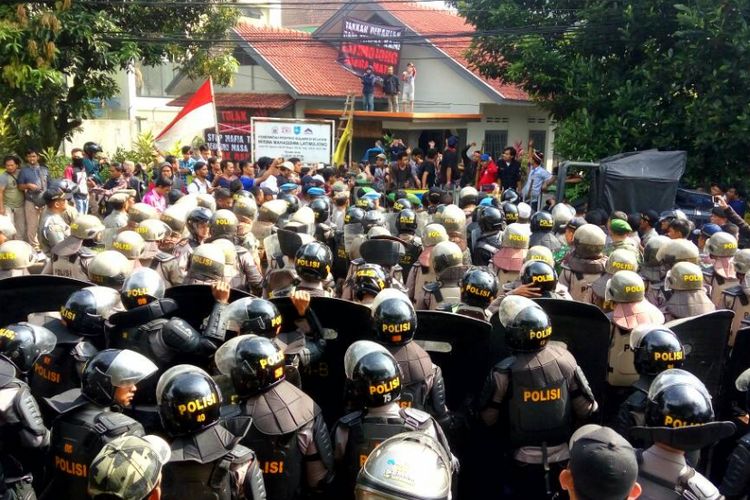 Sejumlah mahasiswa yang menempati Wisma Latimojong, di Jalan Semeru, Kota Bogor, terlibat bentrok dengan petugas Satpol PP Kota Bogor dalam aksi eksekusi wisma tersebut, Kamis (27/4/2017).
