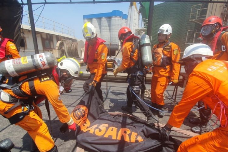 Tim SAR temukan tubuh penumpang di bangkai KM Santika Nusantara, Kamis (5/9/2019)