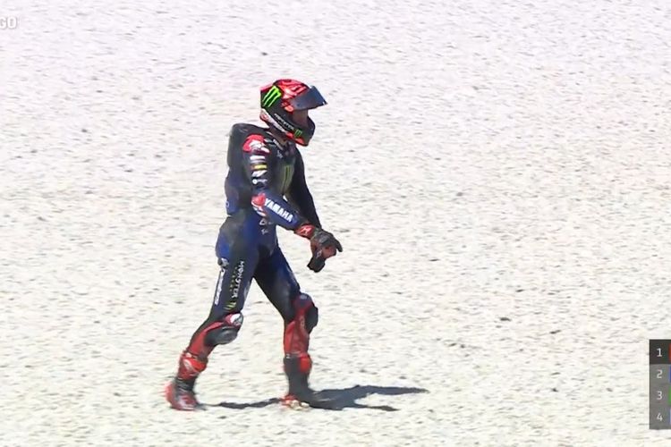 Pebalap Yamaha Fabio Quartararo berjalan di gravel area setelah terjatuh di MotoGP Australia 2022 pada Minggu (16/10/2022).