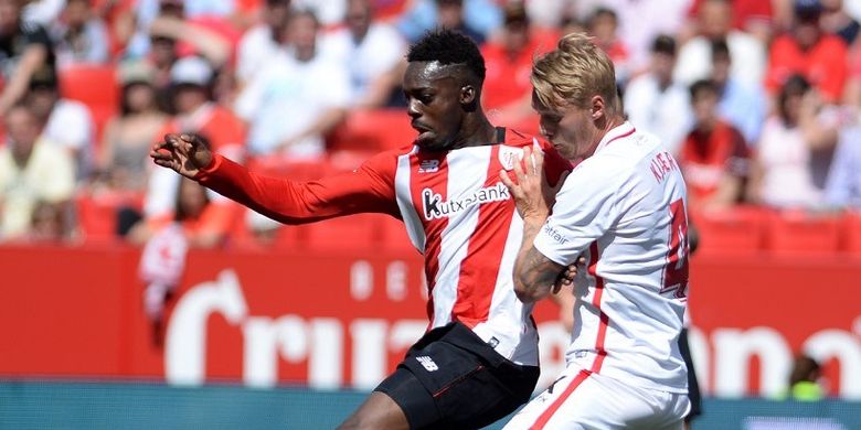 Bek Denmark asal Denmark Simon Kjaer (kanan) bersaing ketat dengan penyerang Spanyol Athletic Bilbao, Inaki Williams (kiri) selama pertandingan sepak bola Liga Spanyol antara Sevilla dan Athetlic Bilbao di stadion Ramon Sanchez-Pizjuan