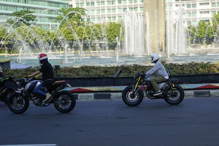 Komunitas otomotif manfaatkan jalan lengan Jakarta di Lebaran hari pertama