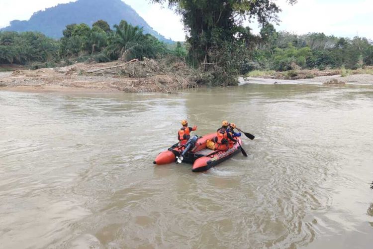Tim SAR gabungan menyisir Sungai Rupit di Musi Rawas Utara (Muratara), Sumatera Selatan untuk mencari Tain (72) terseret banjir bandang. Setelah empat hari dilakukan pencarian, jenazah Tain pun ditemukan tersangkut di rumpun bambu yang terbawa banjir, Jumat (19/4/2024).