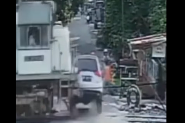 Tangkapan layar video viral yang memperlihatkan detik-detik mobil tertabrak kereta api di Medan.