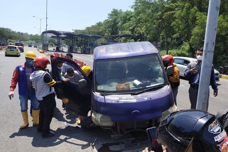Mobil Box Biru yang Alami Kecelakaan Tunggal di Pintu Suramadu Sisi Bangkalan.
