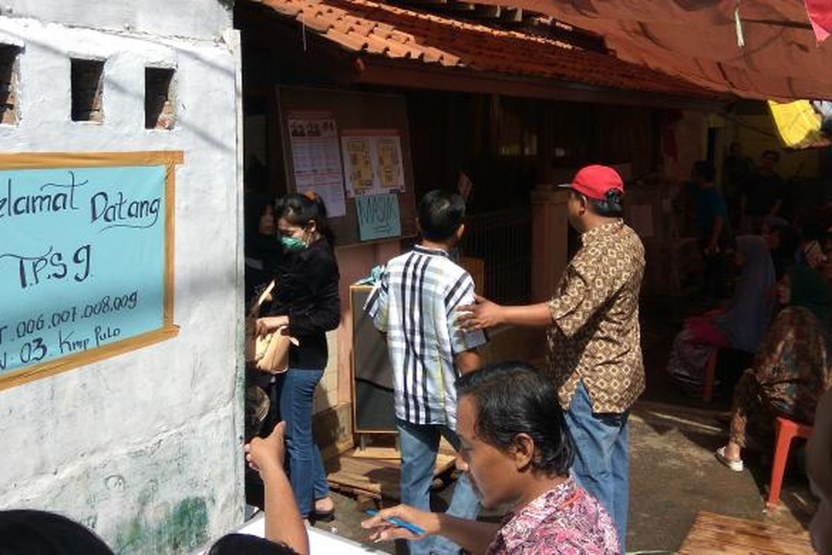 Warga Kampung Pulo RW 03 menggunakan hak pilihnya di Pilkada 2017.