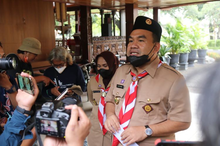 Bupati Blora, Arief Rohman memberikan keterangan pers terkait aksi tuntutan pembatalan tes perades di Rumah Dinasnya, Kamis (27/1/2022)