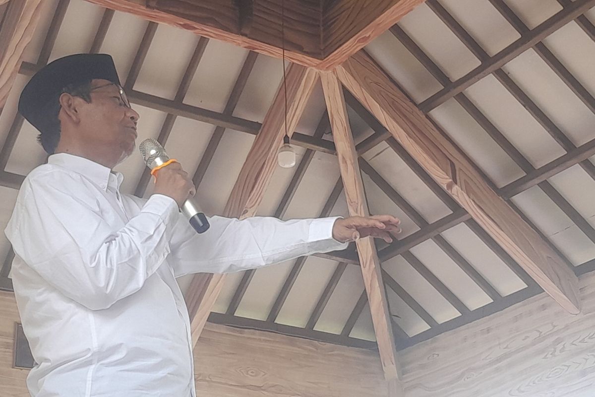 Mahfud Md saat acara Halaqoh Kebangsaan dan Silaturahmi Menkopolhukam dan kiai -kiai se-Jawa Barat di Pondok Pesantren (Ponpes) Al Hijaz, Desa Cimahi, Klari, Karawang, Jawa Barat, Sabtu (27/1/2024).