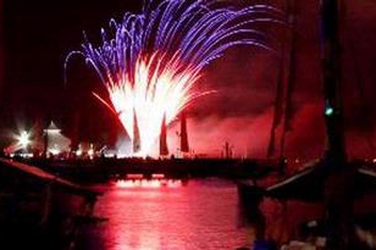 Pertunjukan pesta kembang api bertajuk The Longest Musical Fireworks Record, di Beachpool Ancol Taman Impian, Jakarta, Sabtu (28/1/2012) malam. Pesta kembang api yang diiringi musik tersebut berlangsung selama 25 menit dan berhasil memecahkan rekor durasi pada tahun lalu selama 20 menit. 