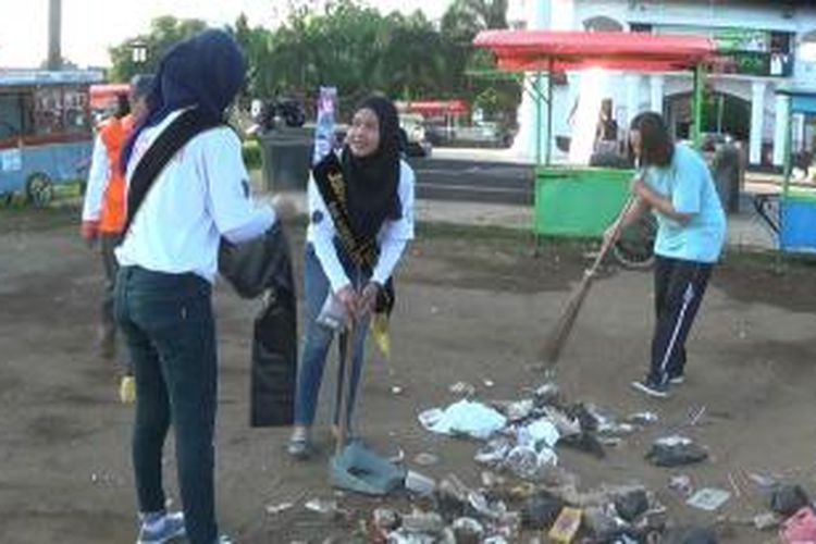 Warga dan peserta duta wisata Brebes, Jawa Tengah, membersihkan sampah yang berserakan akibat pesta perayaan tahun bari 2016 di Alun-Alun.