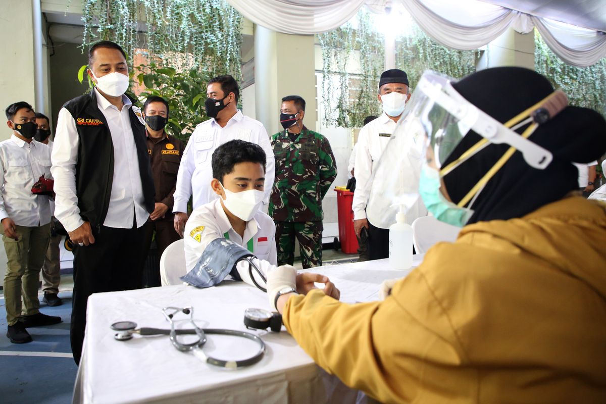 Wali Kota Surabaya Eri Cahyadi saat memantau pelaksanaan vaksinasi massal terhadap ribuan pelajar di Kota Surabaya yang dilaksanakan di SMPN 1 Surabaya, Jalan Pacar, Rabu (14/7/2021).