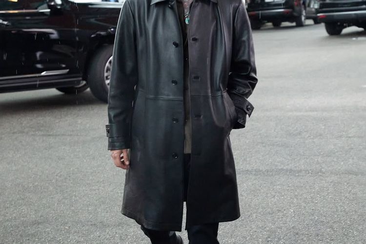 Zayn Malik mengenakan jaket kulit dan celana serba hitam.