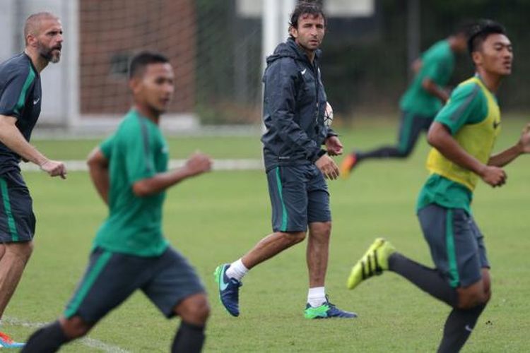 Pelatih timnas U-22 Indonesia Luis Milla saat seleksi timnas U-22 Indonesia di Lapangan Sekolah Pelita Harapan, Tangerang, Banten, Rabu (22/2/2017). Sebanyak 25 pemian sepak bola mengikuti seleksi pertama Timnas Indonesia U-22 proyeksi SEA Games 2017.