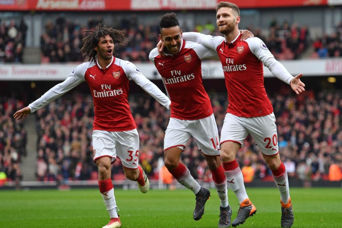 Mohamed Elneny dan Pierre-Emerick Aubameyang merayakan Shkodran Mustafi saat Arsenal menjamu Watford di Stadion Emirates, Minggu (11/3/2018). 