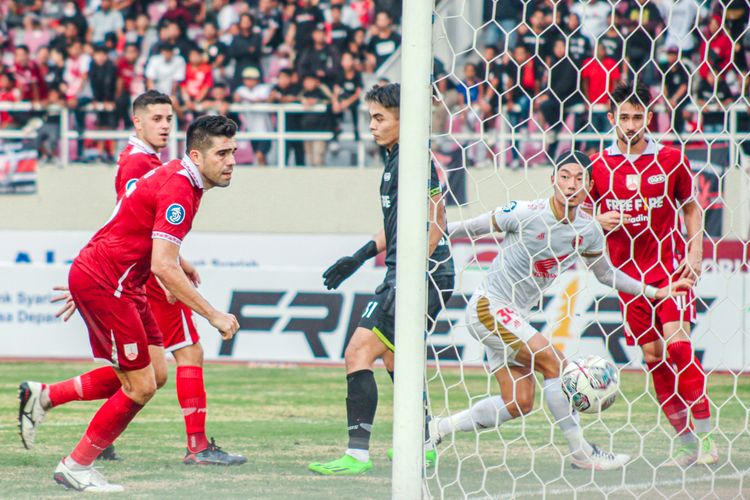 Pemain PSM Makassar, Kenzo Nambu (dua dari kanan), mencetak gol ke gawang Persis Solo. Laga Persis vs PSM Makassar di Stadion Manahan, Surakarta, Kamis (29/9/2022) berakhir dengan imbang 1-1.